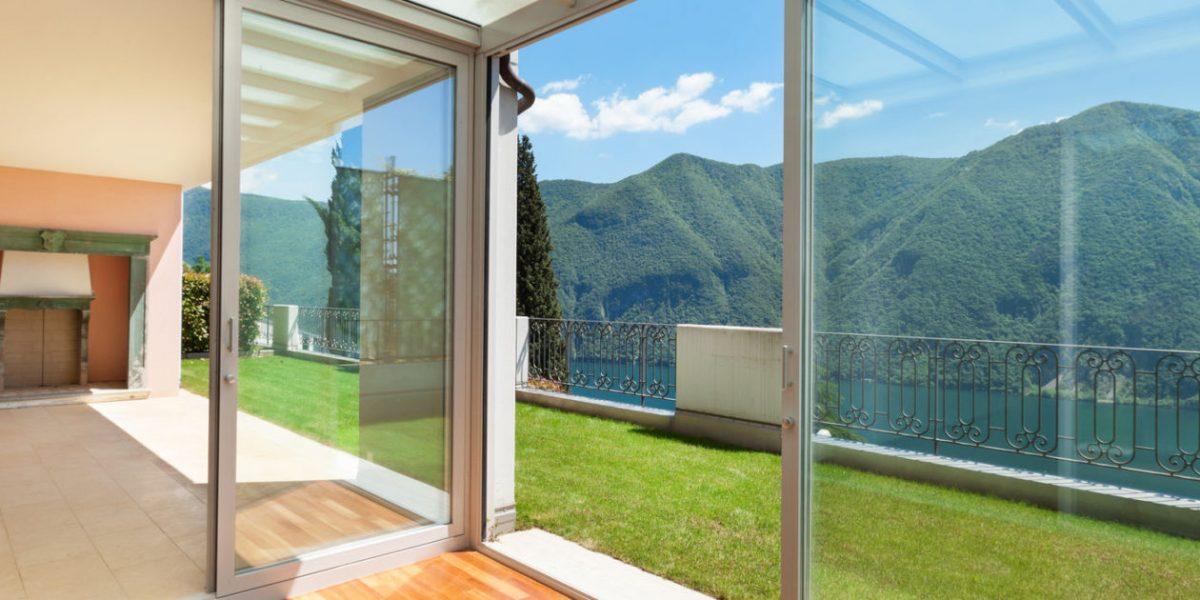 Interior casa jardín ventana aluminio