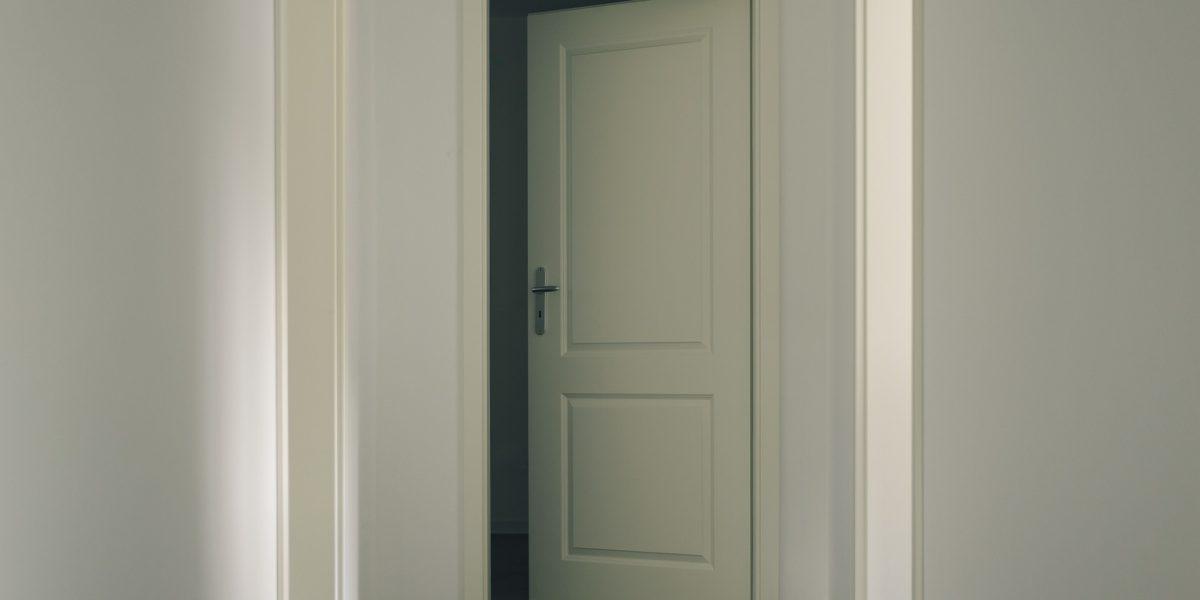 Puerta PVC de entrada blanca de una casa abierta