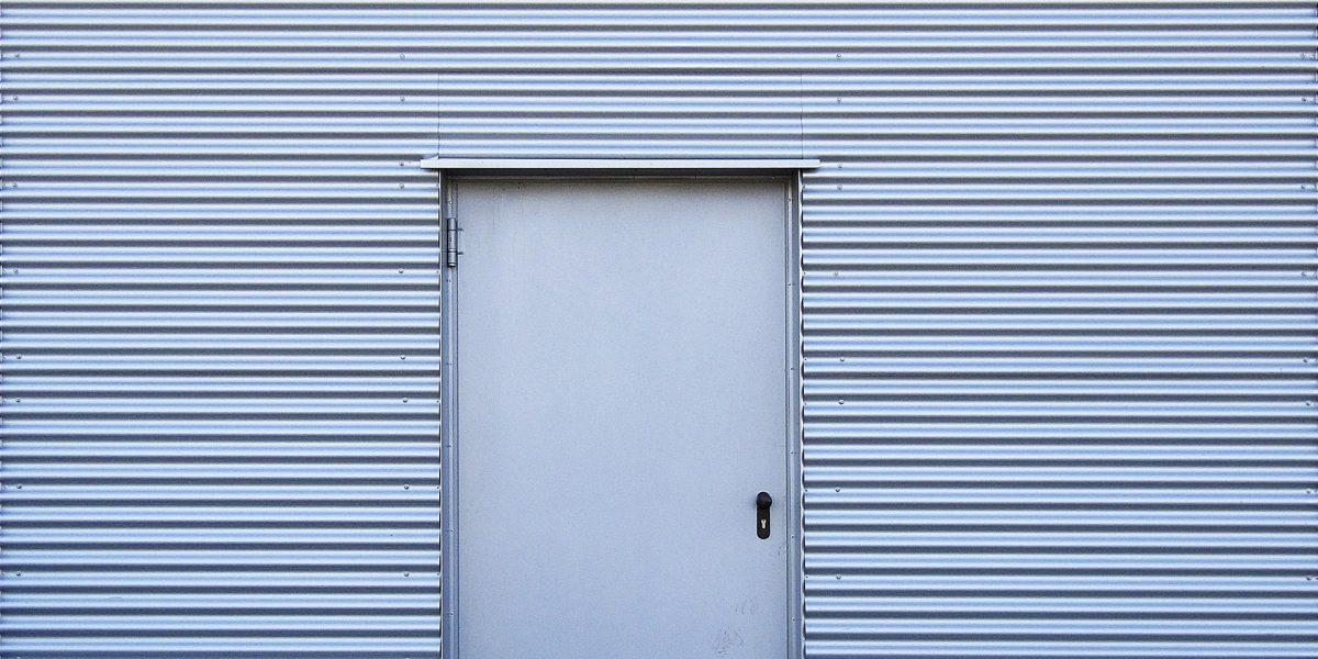 Puerta de aluminio de un trastero de una propiedad