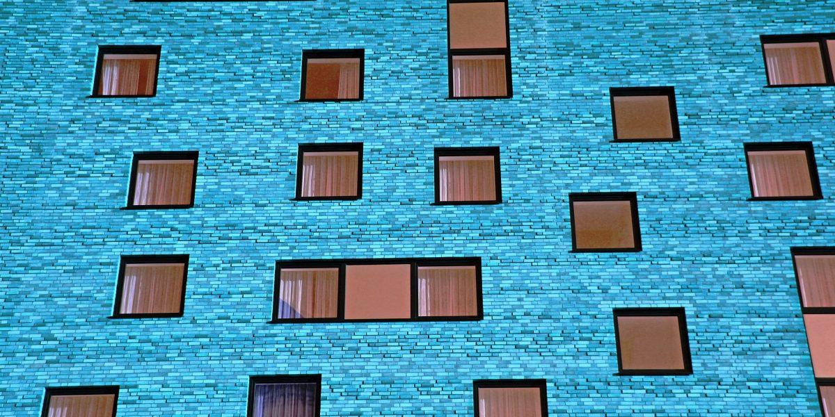 Ventanas de aluminio diseñadas a medida en un bloque de pisos que se encuentran recién instaladas