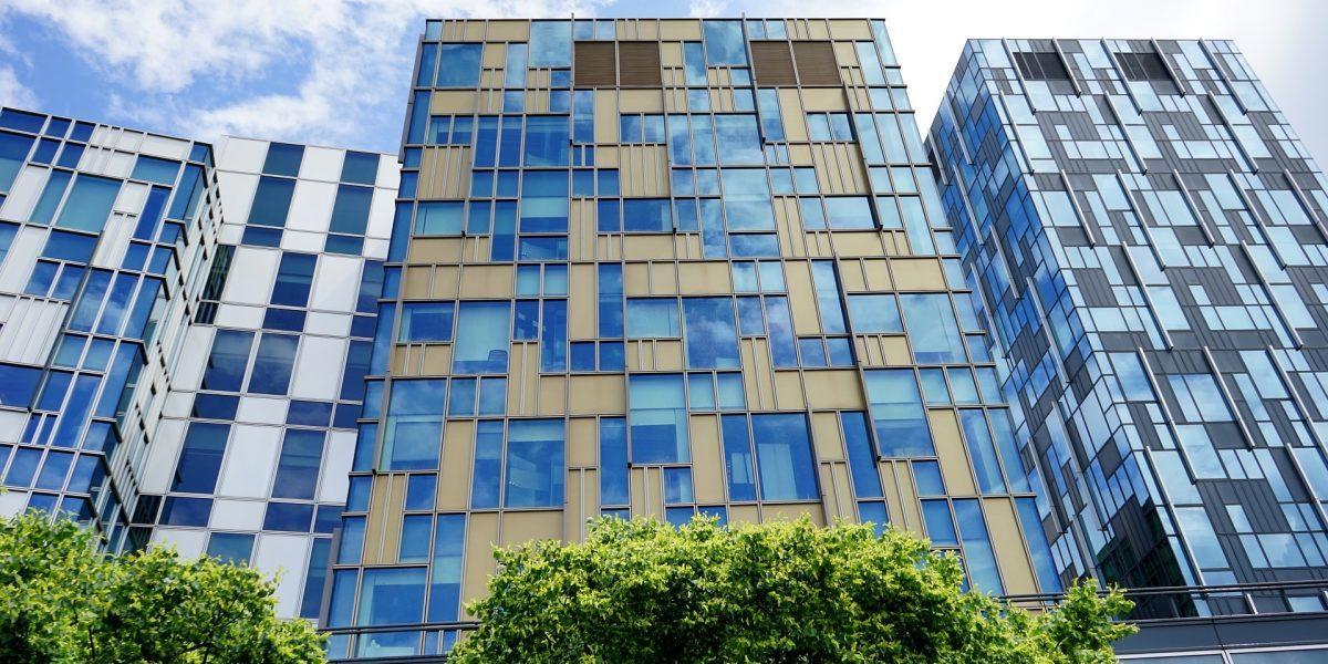Edificios arquitectónicos situados en Sabadell donde se puede apreciar las ventanas recién instaladas a medida