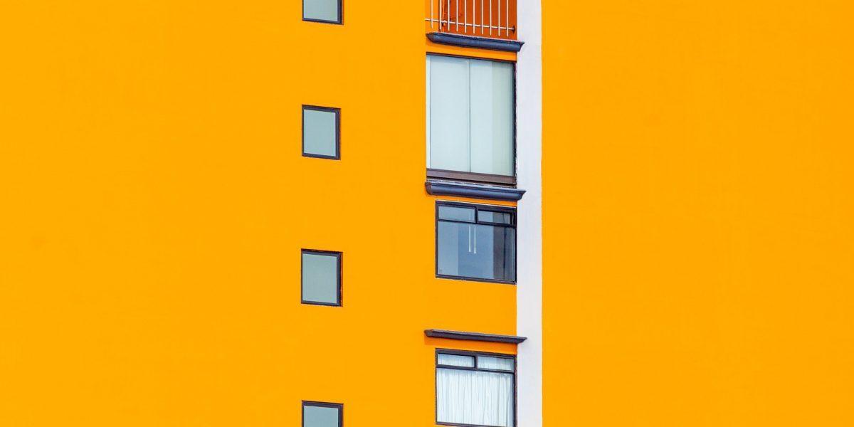 Ventanas de aluminio a medida en un bloque de pisos recién instaladas