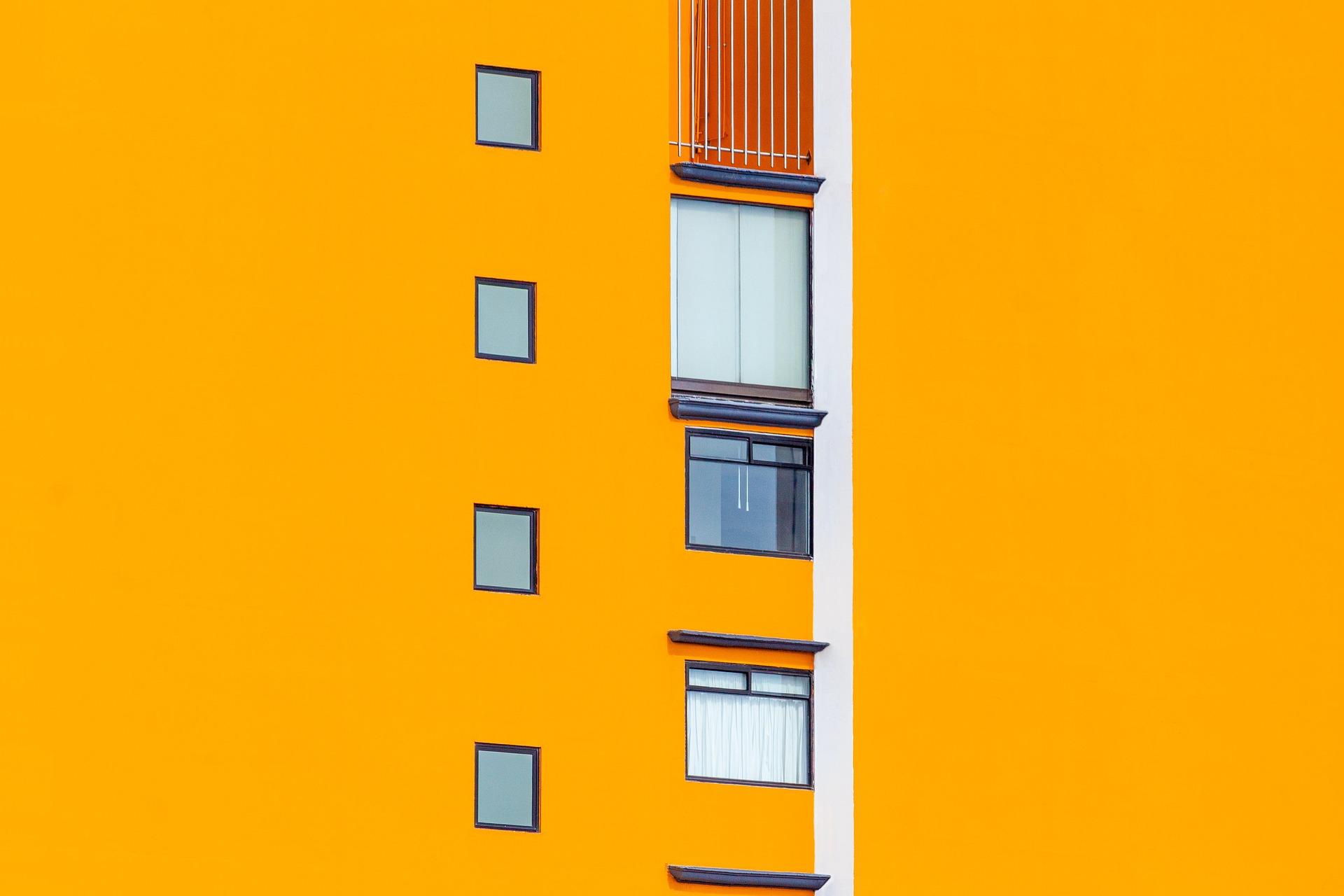 Ventanas de aluminio a medida en un bloque de pisos recién instaladas