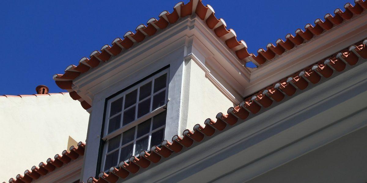 Ventanas de aluminio de una casa con vitrales que se encuentra en la parte alta del tejado