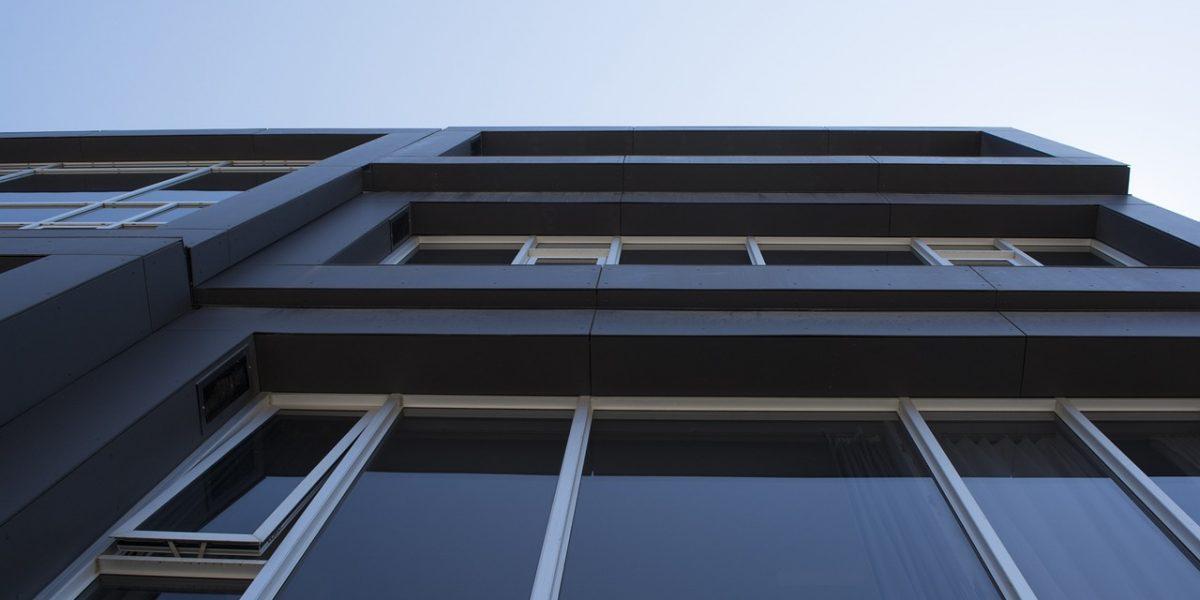 Ventanas de aluminio de un bloque pisos