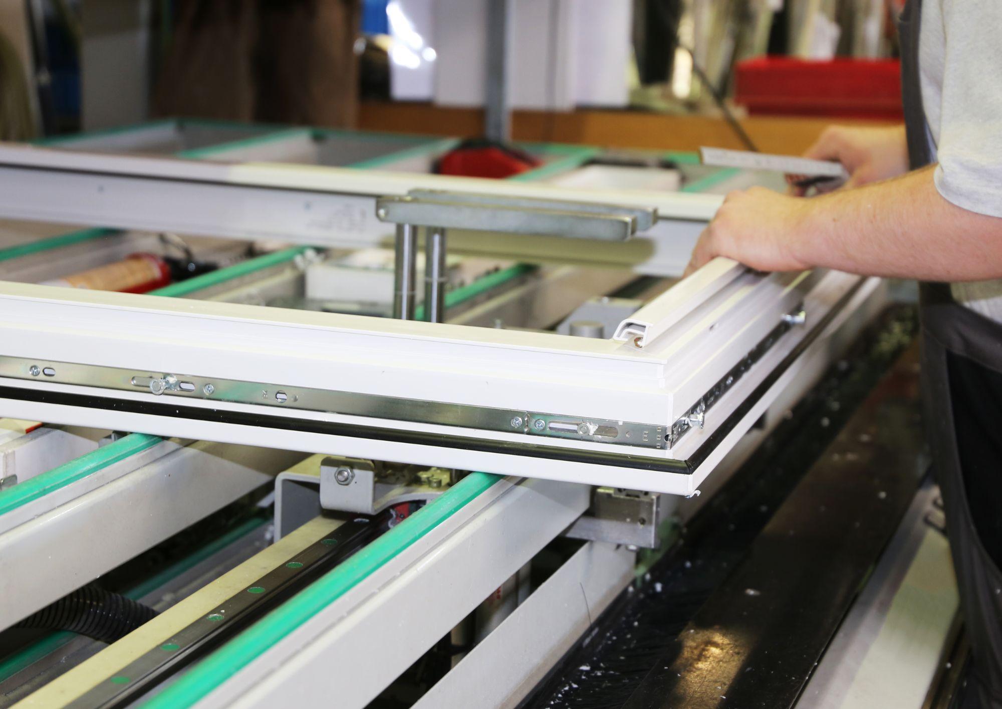 Trabajador experto realizando el proceso de carpintería de aluminio en una ventana para instalarla