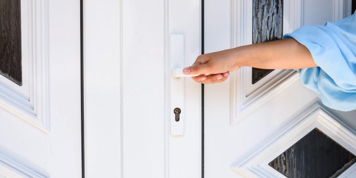 Persona abriendo una Puerta PVC