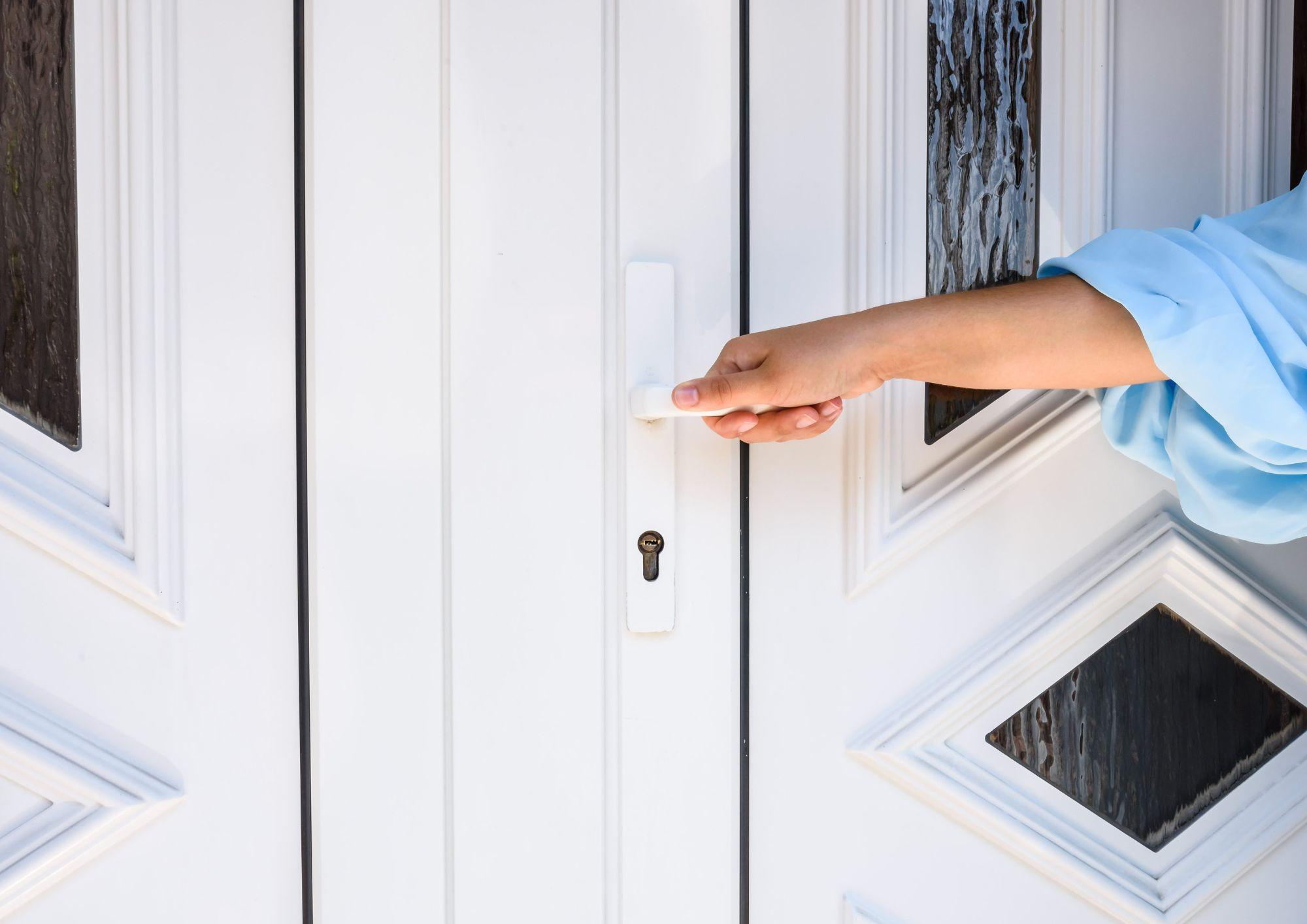 Persona abriendo una Puerta PVC