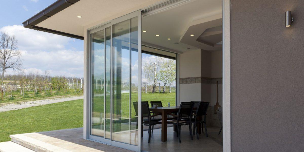 Ventanas Correderas de una casa situada en un entorno tranquilo