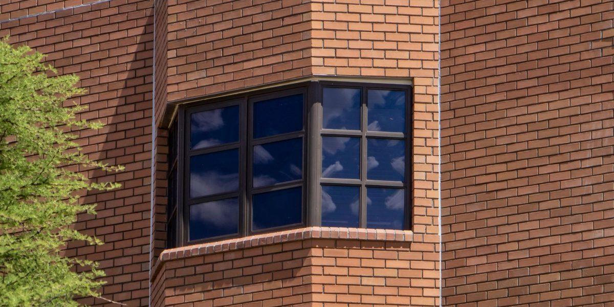 Ventanas de aluminio de un edificio con cristales hechos a medida
