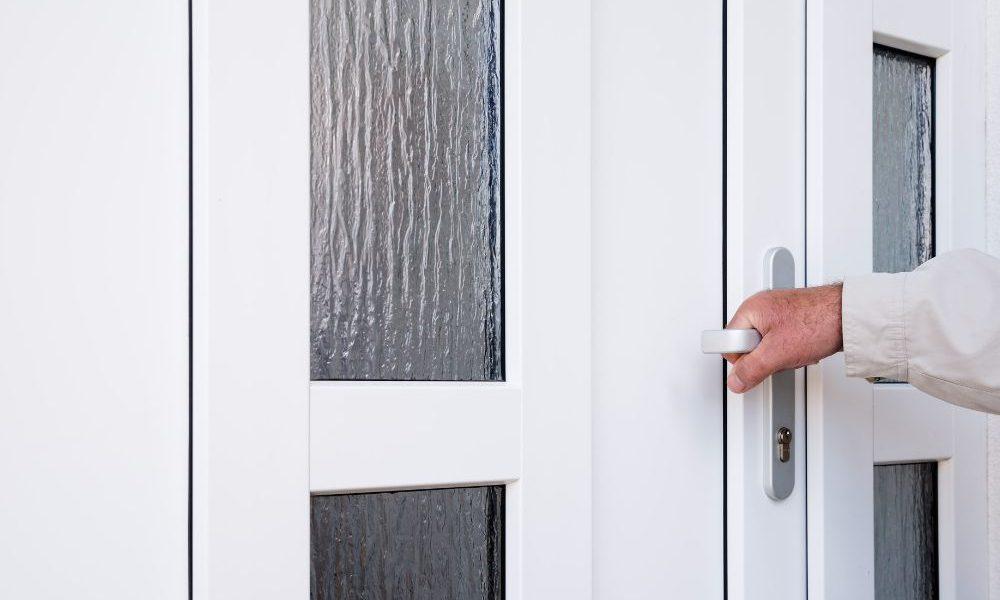 Persona abriendo la puerta de su casa