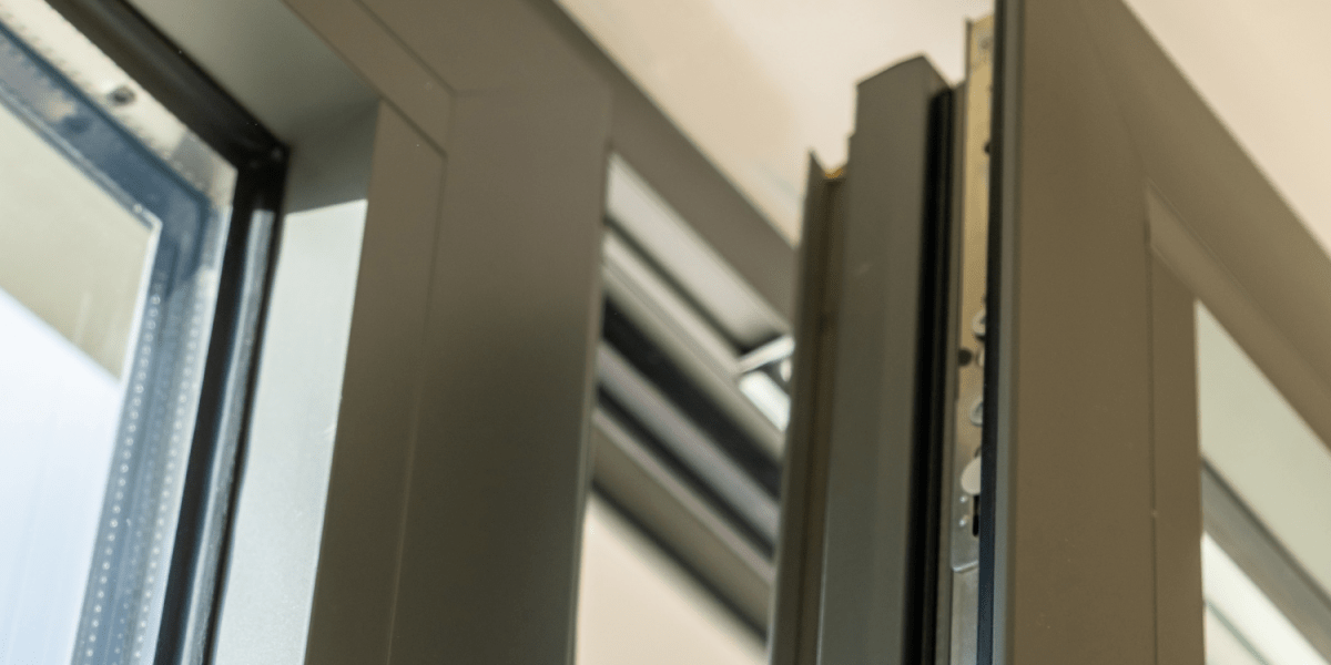 Ventana de aluminio de una habitación de dormitorio que se encuentra abierta mientras la otra de al lado está cerrada