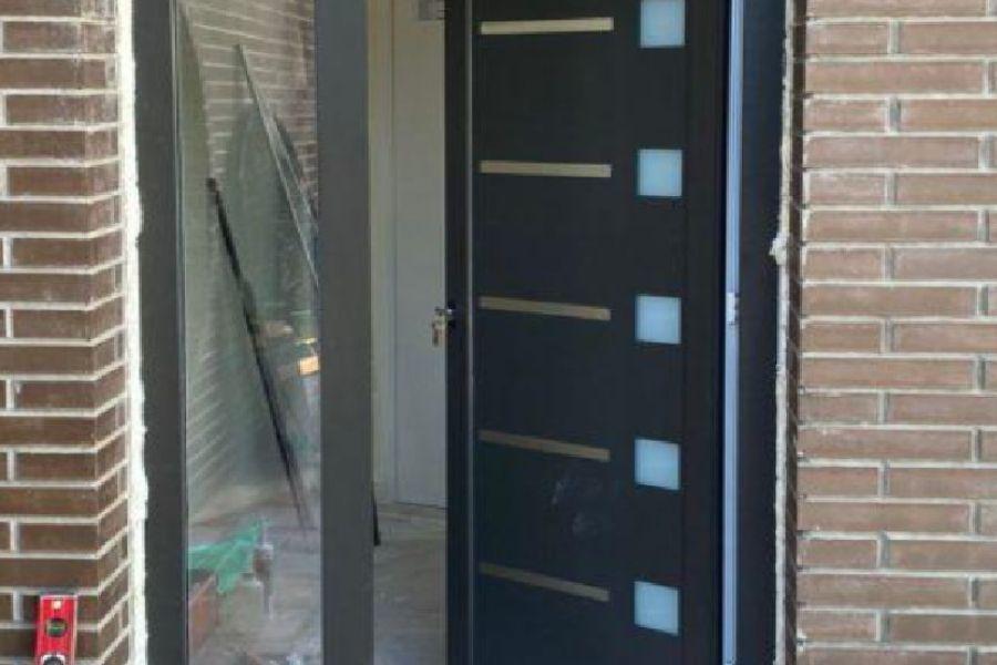 puerta de entrada de aluminio