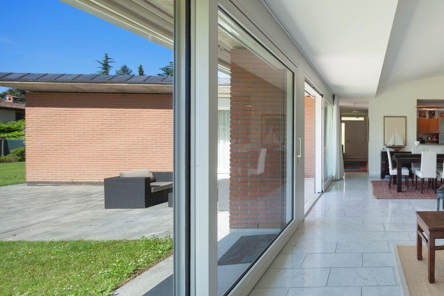 casa con ventanas de aluminio