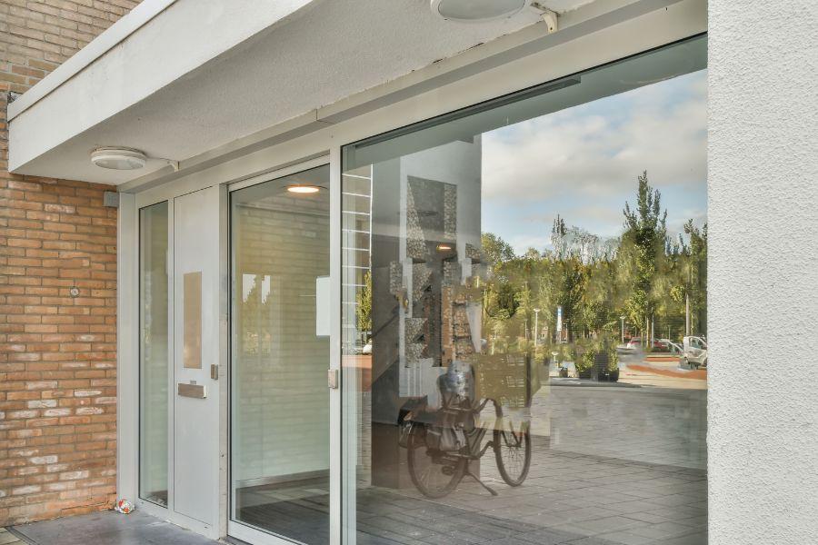 casa con ventanas de aluminio